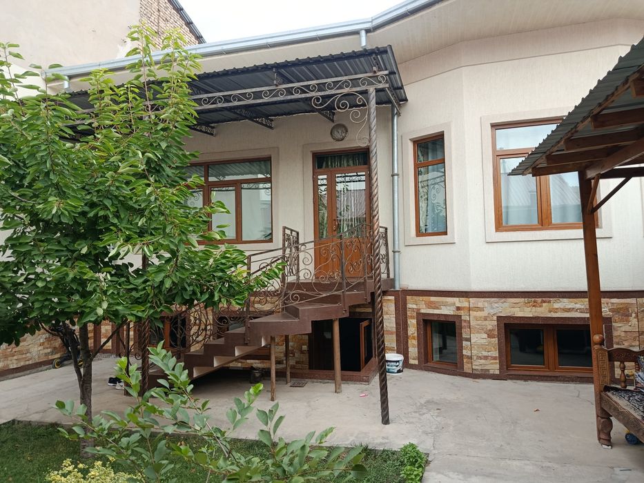 Uy hovli sotiladi