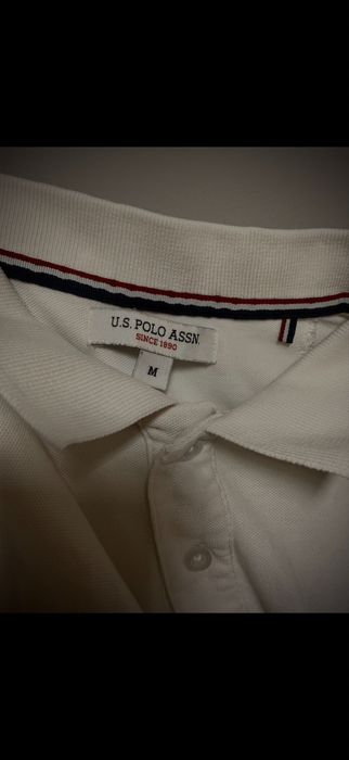 Tricou polo alb – curat, versatil, ideal zilnic