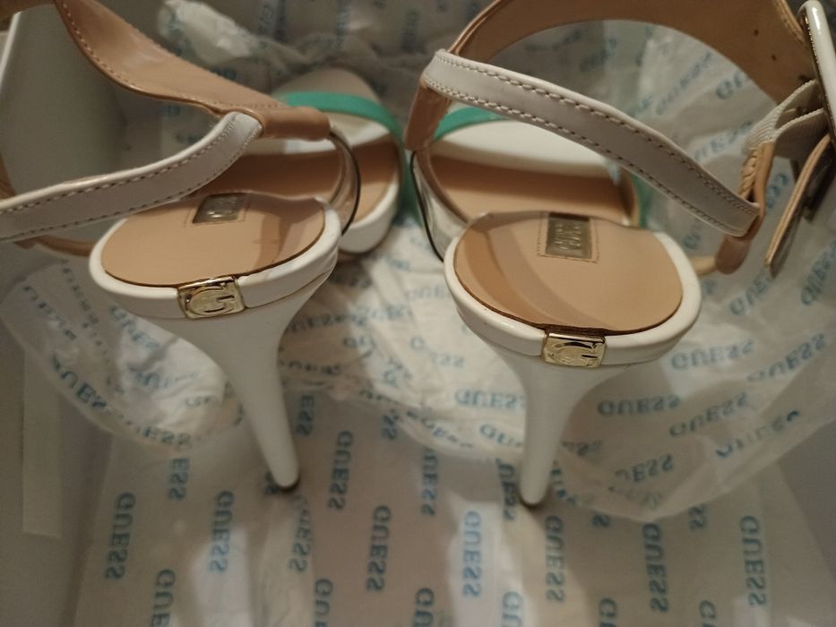 Guess Сандали с ток / Обувки с ток бяло и тюркоазено синьо