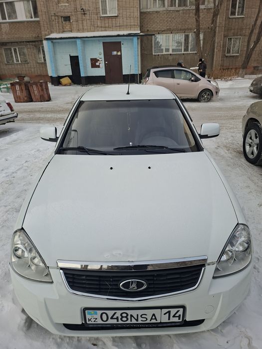 Приора белого цвета 2013 года