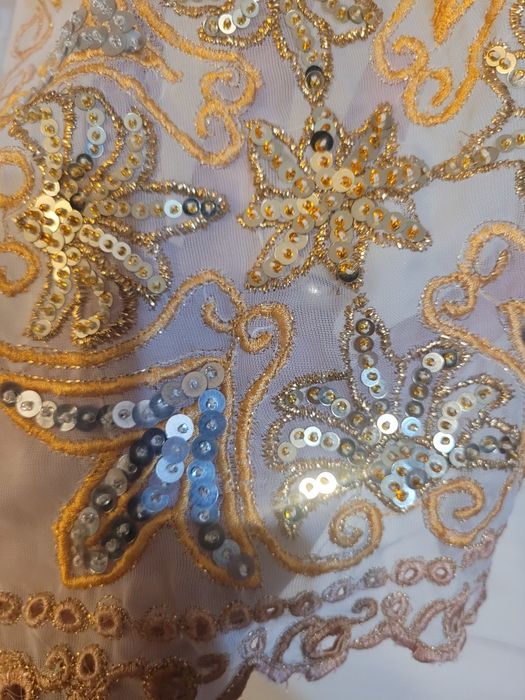 Ie cusuta cu paiete și margele