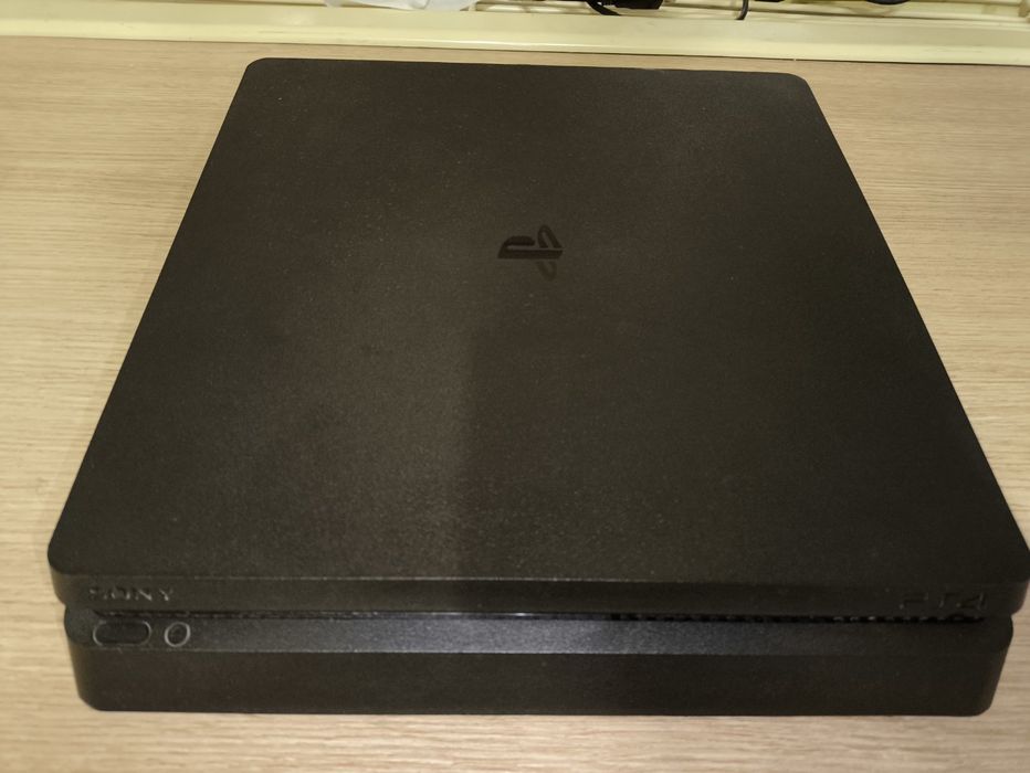 PS4 Slim – 2 джойстика + 3 игри