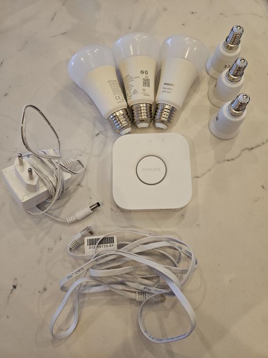 Kit Philips Hue bridge si 3 bec-uri E27 RGB