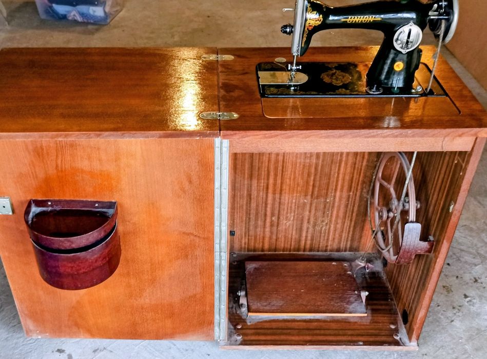 Запазена антикварна шевна машина Singer