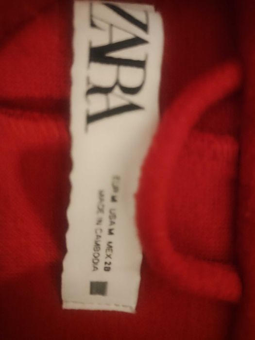 Червено палто с качулка размер m марка zara.