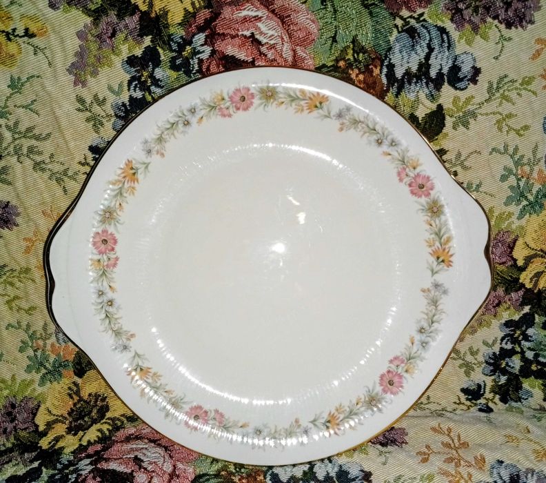 Сервиз за четирима английски костен порцелан от Royal Albert