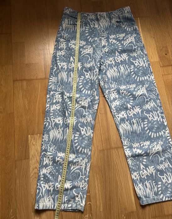 Blugi Bershka graffiti – imprimeu artistic, stil streetwear