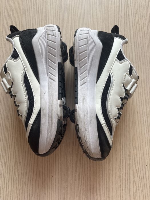 Черные кроссовки на роликах