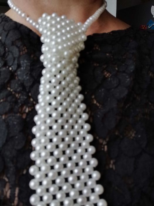 Естравагантно перлено колие, Ново