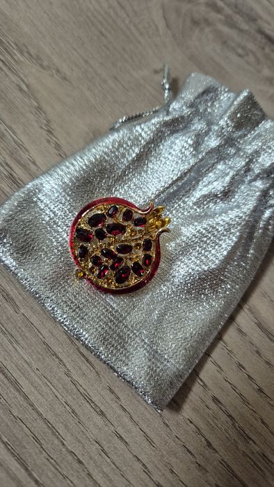 Броши подарочные изысканные: гранат и цветок