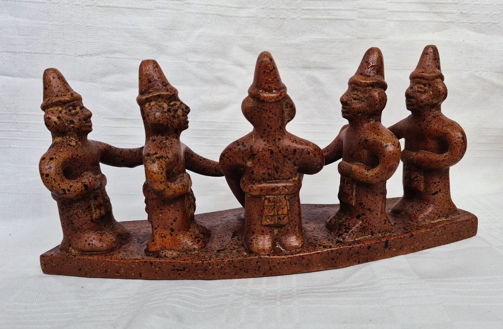 Figurină veche Cercul de Prieteni Tarahumara din lut roșu 30cm, handmade.