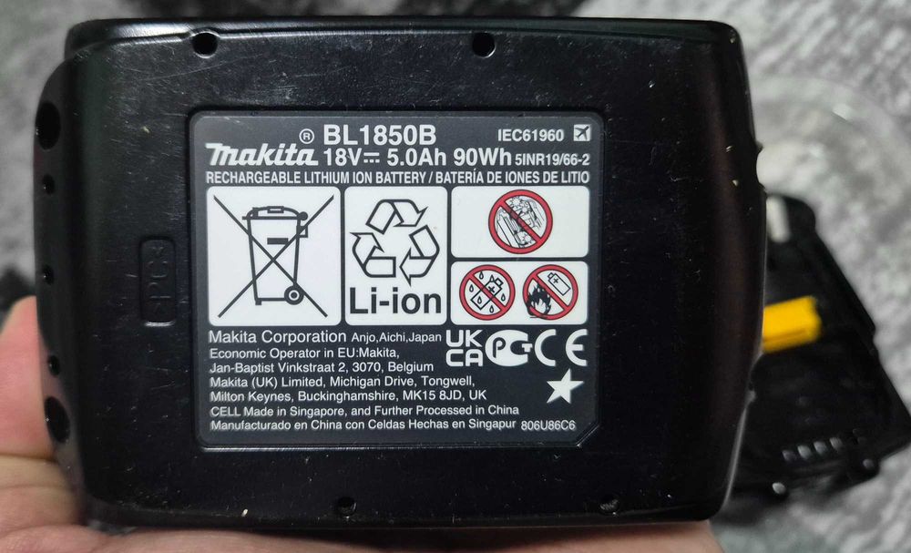 MAKITA: Kit 2 acumulatori Li-Ion(18V-5Ah) + incarcator inteligent!