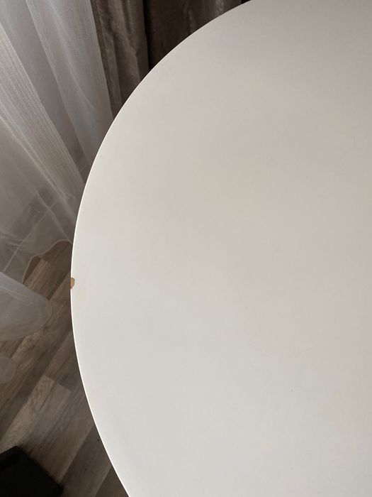 Маса с дървени крака