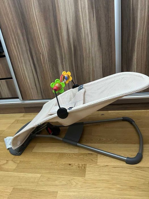 Balansoar BabyBjorn Bliss Pearly Pink, Mesh cu bara de jucarii