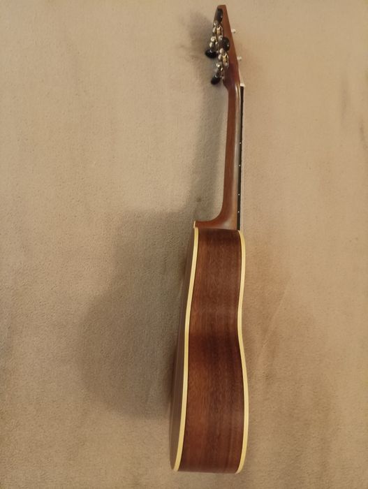 Винтидж концертно акустично укулеле, китара LAKA VUC90, сатенена коа.