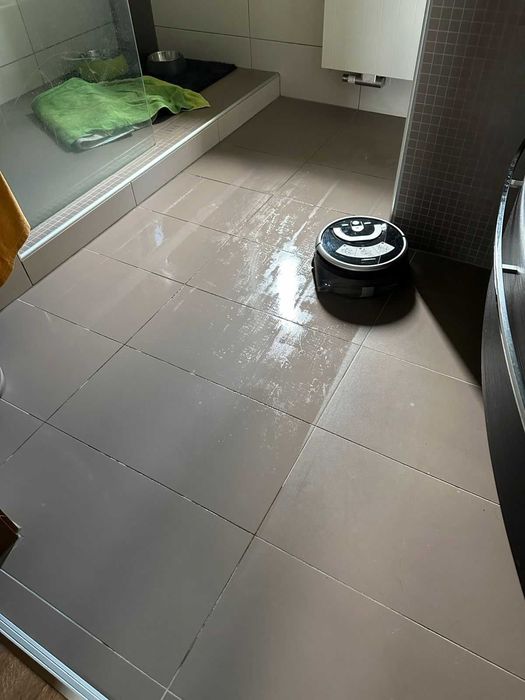 Робот мияч (робот прахосмукачка)  Medion