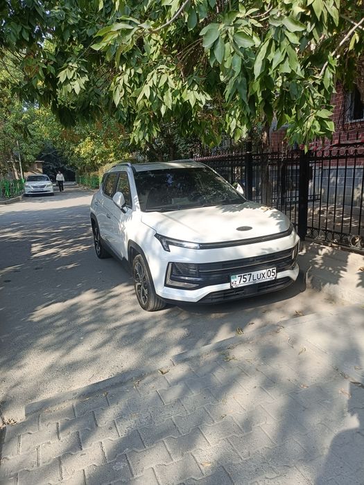 JAC JS4 семейный кроссовер