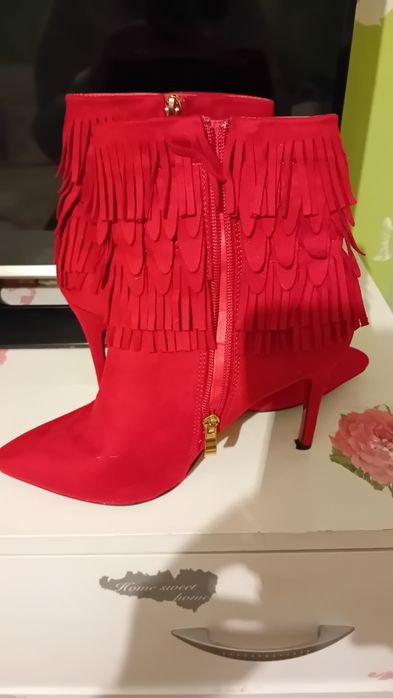 Велурени червени боти