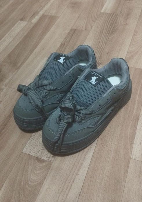 Продам кроссовки новые