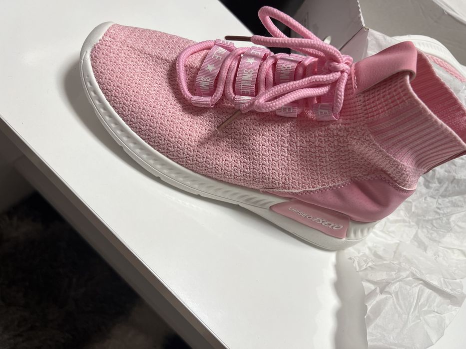 Леки и удобни дамски обувки.