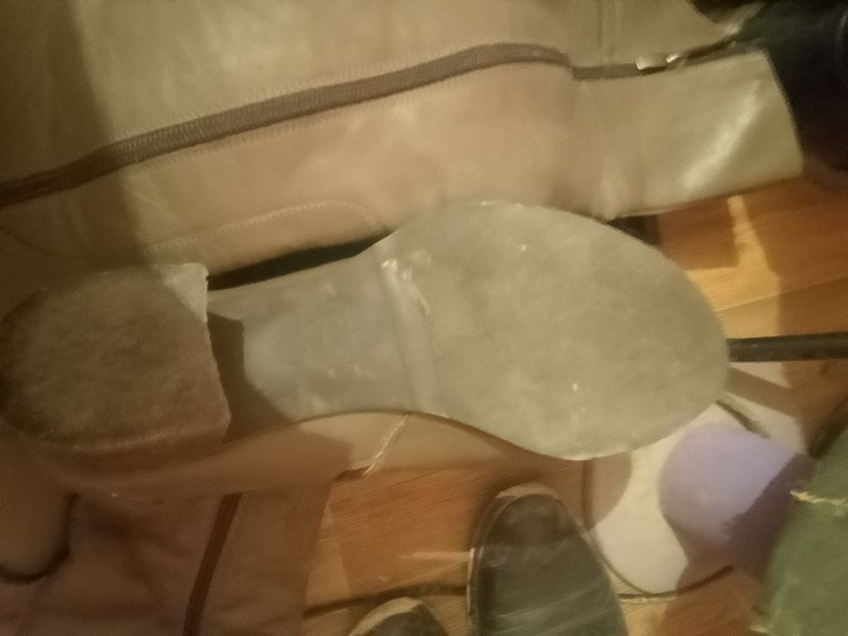 Қыстық, күздік аяқ киімдер сатылады. Продаёться.