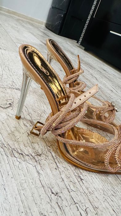 Токчета в цвят rose gold