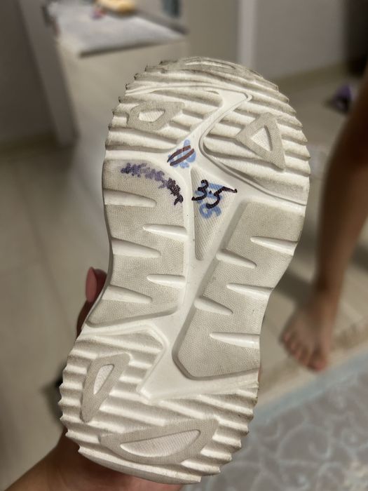 Продам детские кроссовки