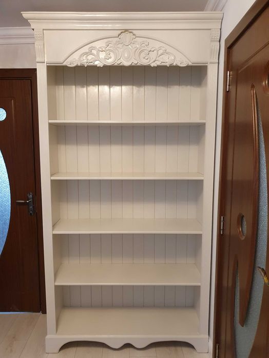 Mobilier din lemn masiv.