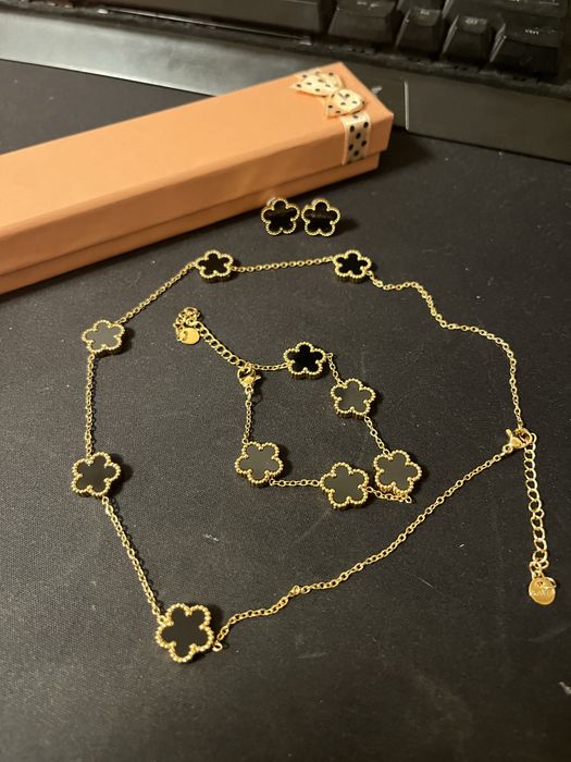 Три сета гривна, колие и обеци van cleef