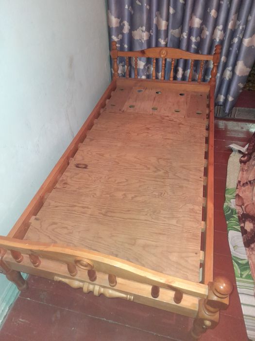 Кровать деревянная