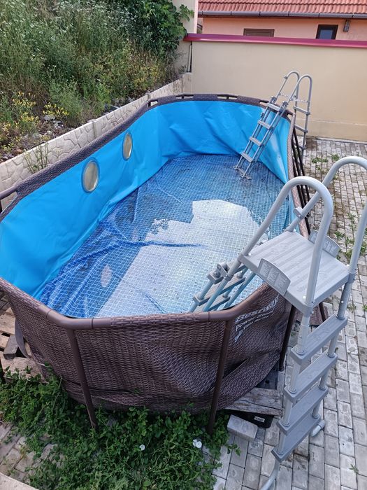 Vând piscină supraterană