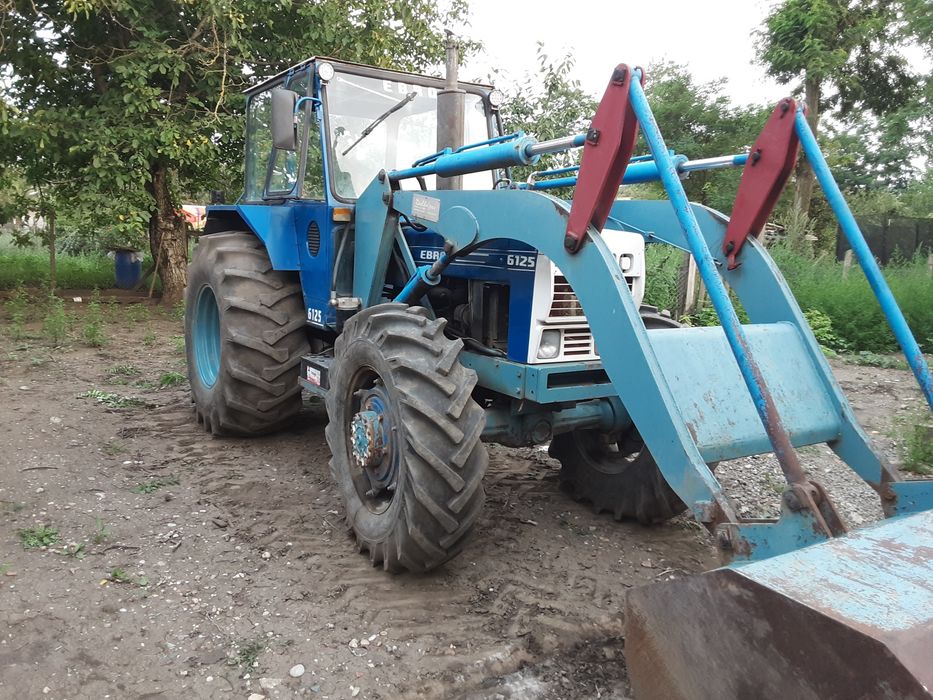 Vând tractor EBRO cu încărcător