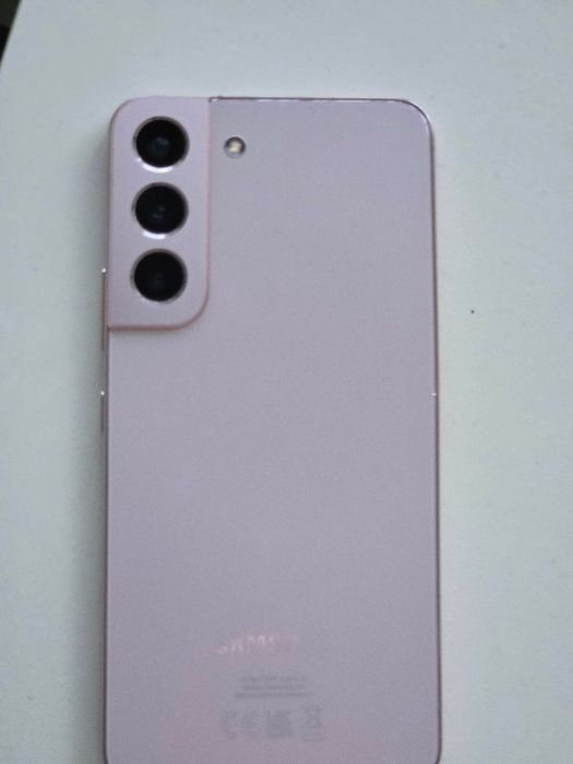 Продавам  запазен телефон