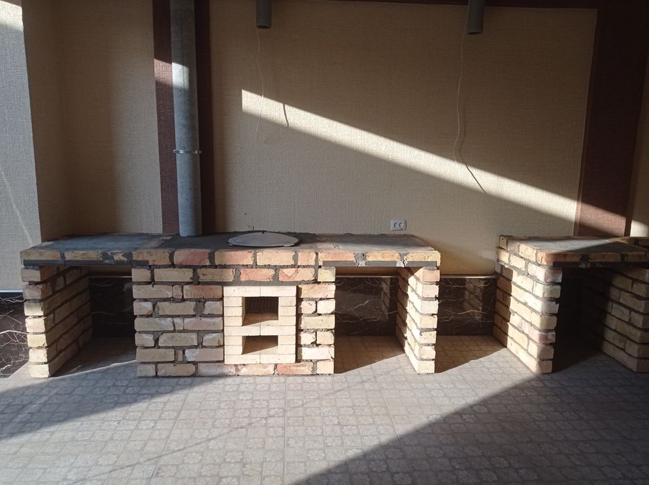 Летняя кухня Барбекю очаг камин пицца печь.