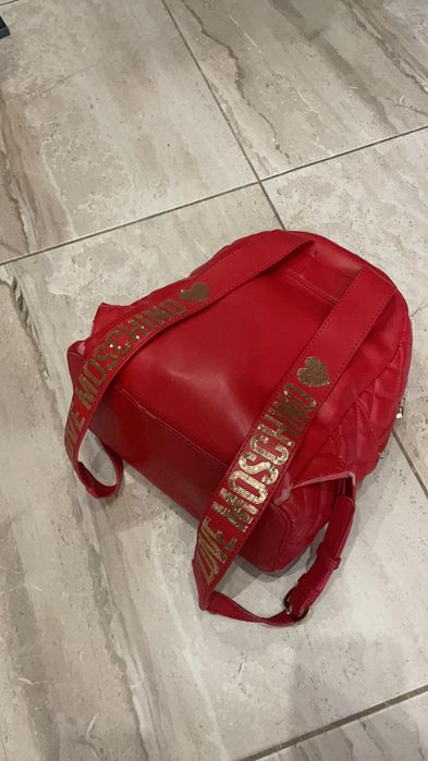 Оригинална  Червена раничка  Love Moshino