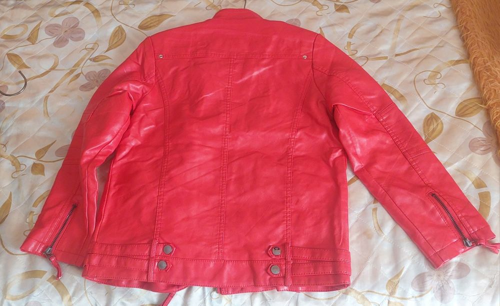 червени кожени якета