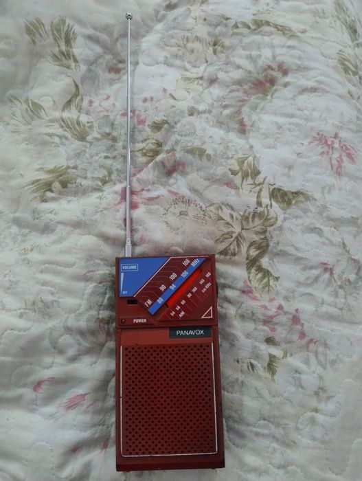 Panavox-aparat radio cu antena telescopică