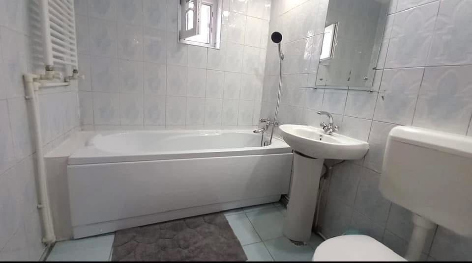 Închiriez apartament 3 camere