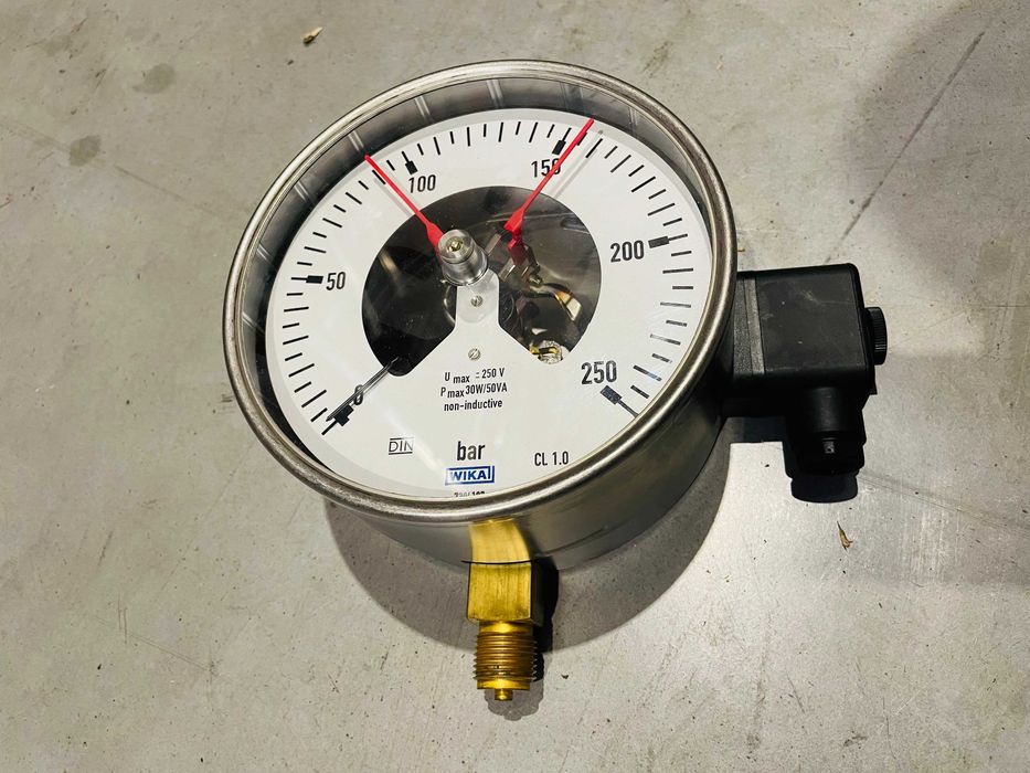 Manometru cu contacte Wika.