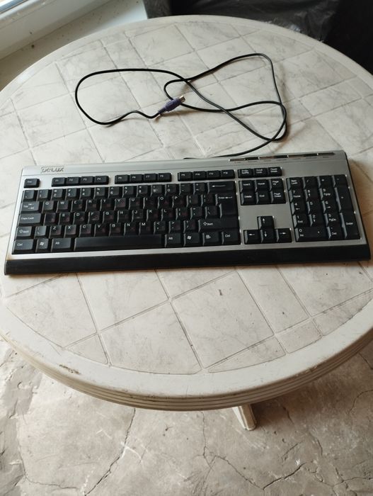 Продавам компютърна клавиатура