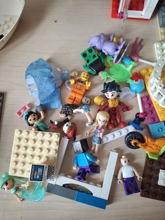 Конструктор лего с игрушками для детей