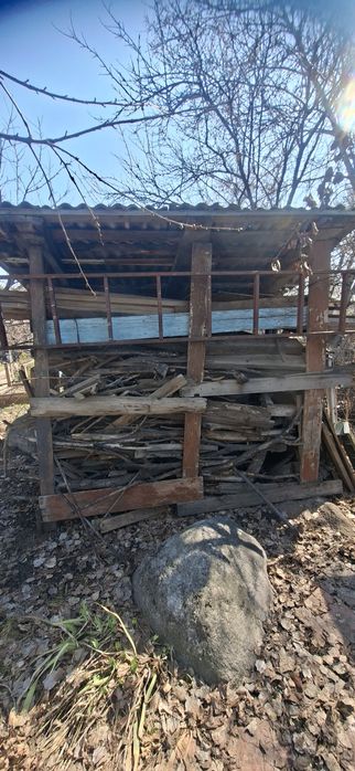 Дрова и доски не пиленые.