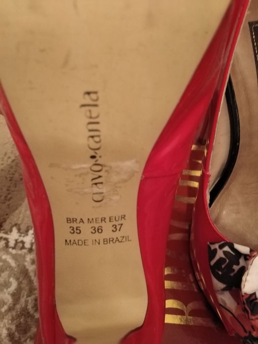 Женская обувь красного цвета