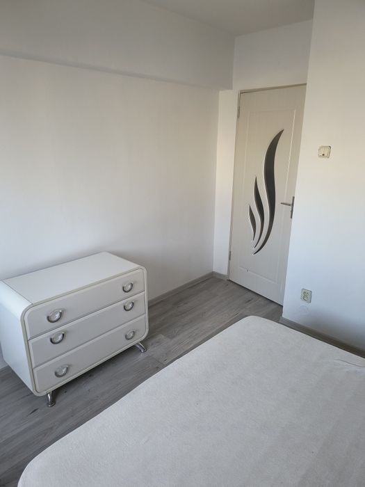 Închiriez apartament 2 camere decomandat Bulevardul București, complet utilat și mobilat.