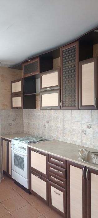 Продам кухонный гарнитур с плитой самовывоз с космическая 21