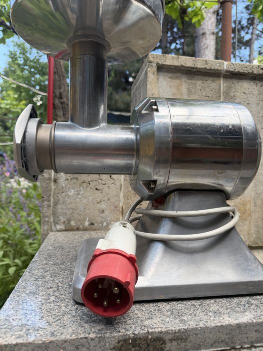 Продавам професионална месомелачка