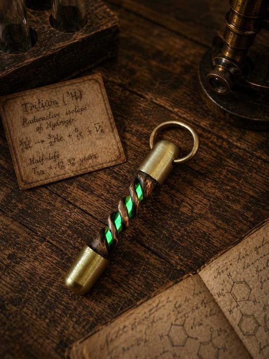 Tritium-BetaLight - Ръчно изработен Steampunk ключодържател със самосветеща тритиева ампула