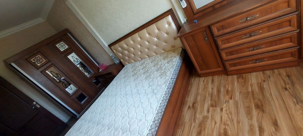 Спальня гарнитура сотилади.