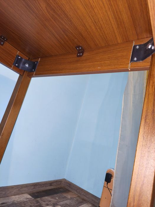 Маса  – стабилна и запазена