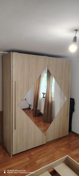 Vând dormitor complet în stare bună.